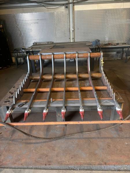 Quel outil utiliser pour arracher des petits buissons avec une pelle hydraulique en GIRONDE