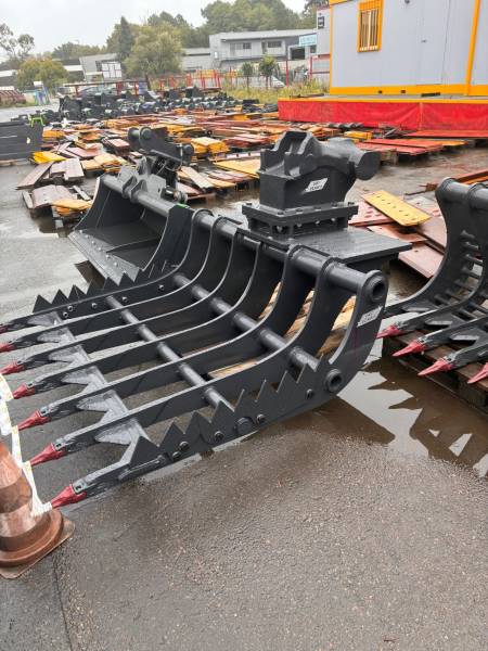 Godet râteau spécial pour travailler en bute avec une pelle hydraulique en GIRONDE