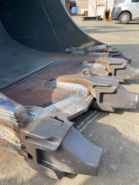 lame équipée sur un godet pour une pelle 60 Tonnes.