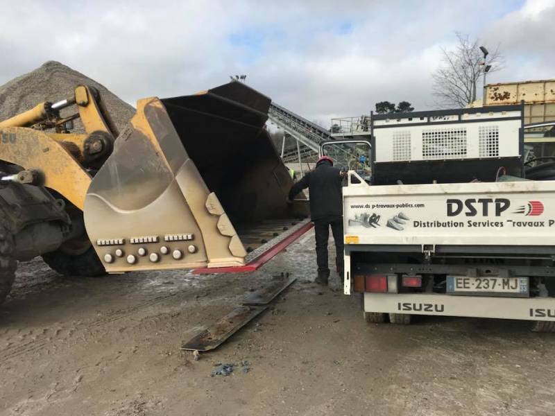 Remplacement de lames sur godet chargeur DSTP FRANCE