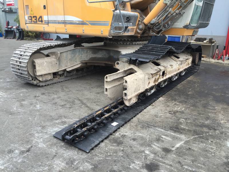 remplacement de trains de roulement, chenilles, chaines pour pelle travaux publics atelier dstp