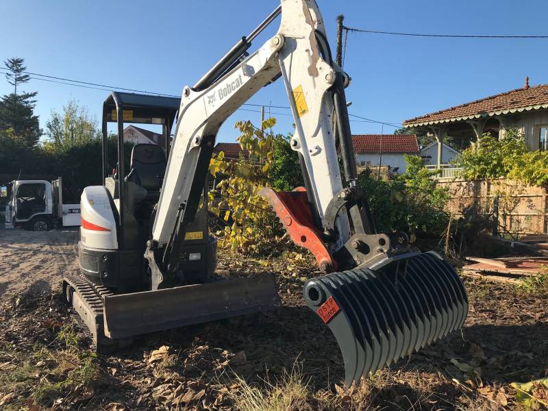 Fabrication de godet fléco pour dessouchage en forêt avec livraison rapide en Gironde